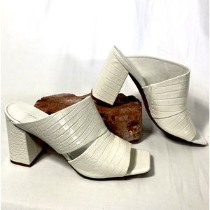 Beautiful Vince Vero Curio white faux reptile skin slide on sandals